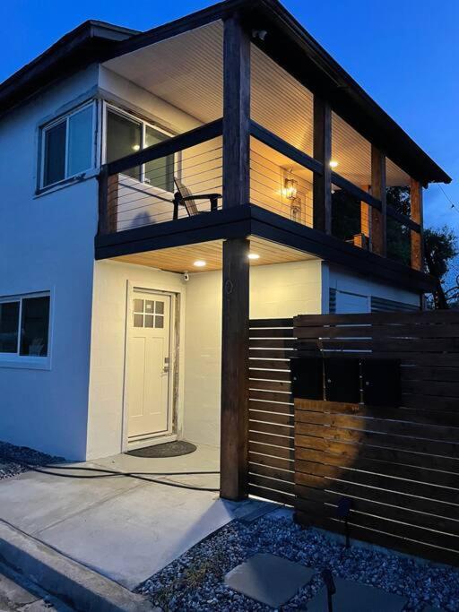 Shares Courtyard Luxury Apt - New! 록리지 외부 사진