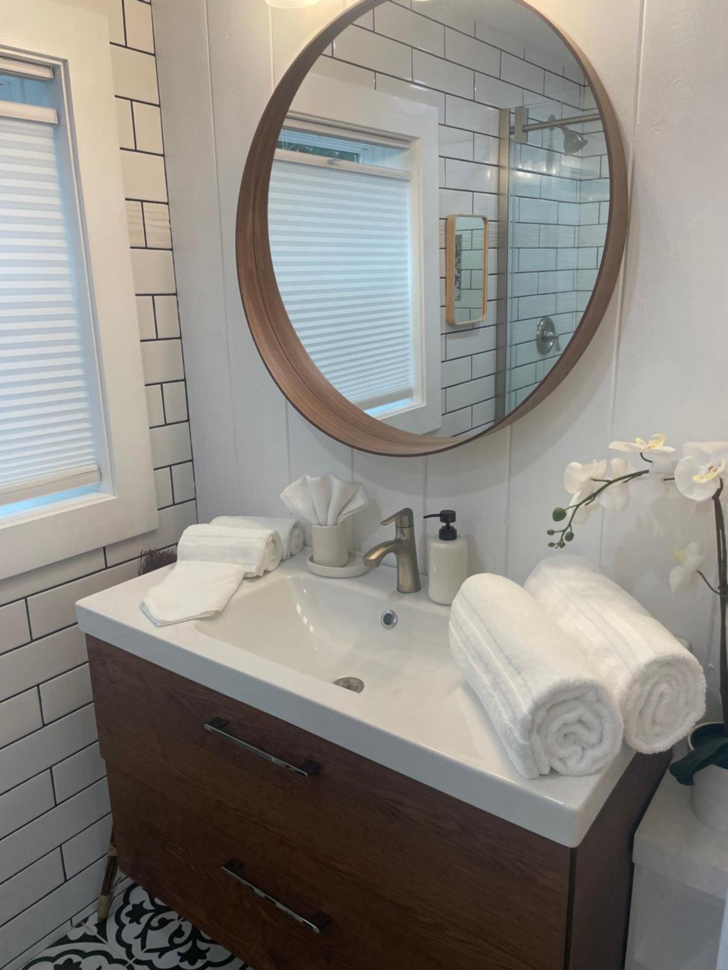 Shares Courtyard Luxury Apt - New! 록리지 외부 사진